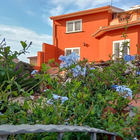 Casa Vacanza Le 2 Isole Suni Bagian luar foto