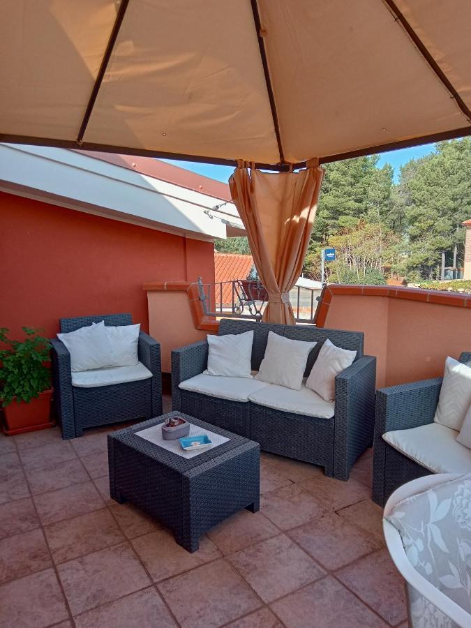Casa Vacanza Le 2 Isole Suni Bagian luar foto