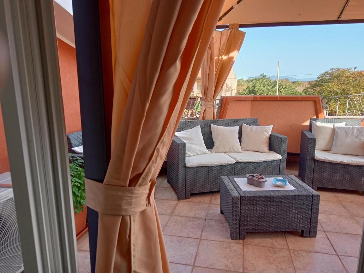 Casa Vacanza Le 2 Isole Suni Bagian luar foto