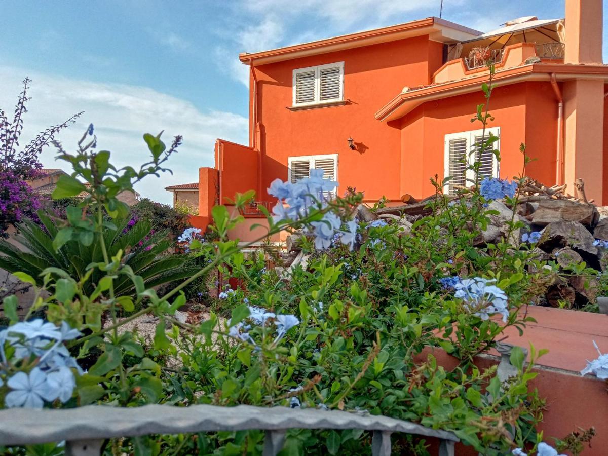 Casa Vacanza Le 2 Isole Suni Bagian luar foto