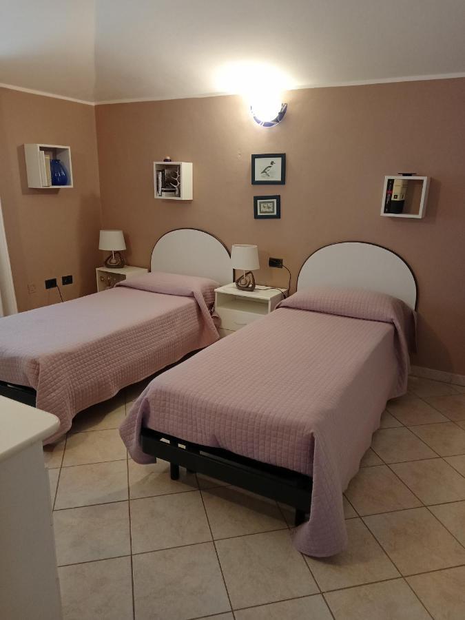 Casa Vacanza Le 2 Isole Suni Bagian luar foto