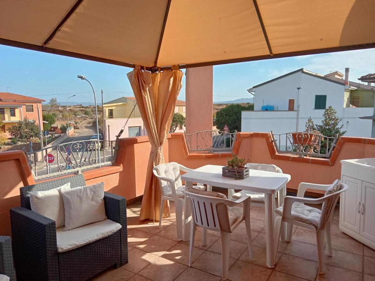 Casa Vacanza Le 2 Isole Suni Bagian luar foto